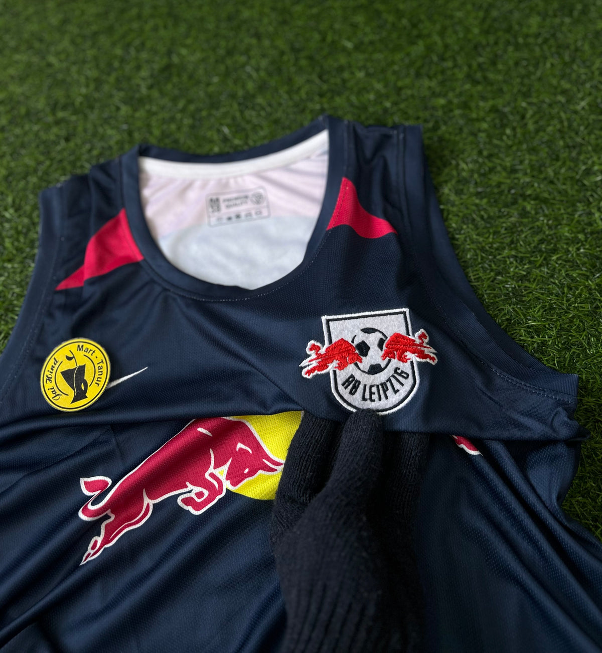 RB LEIPZIG  SLEEVELESS TRAINING JERSEY. SLEEVELESS EMBROIDERY
