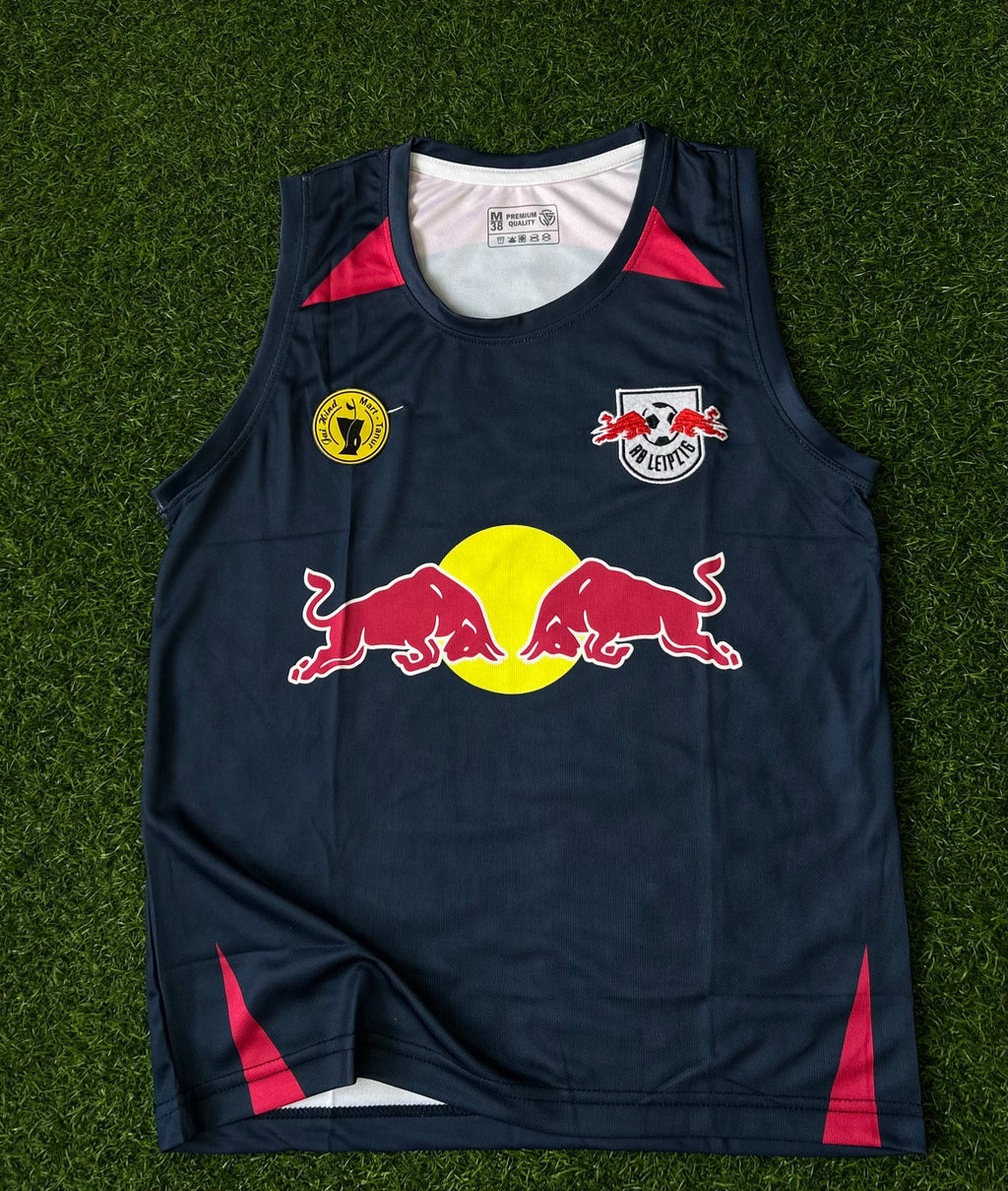 RB LEIPZIG  SLEEVELESS TRAINING JERSEY. SLEEVELESS EMBROIDERY