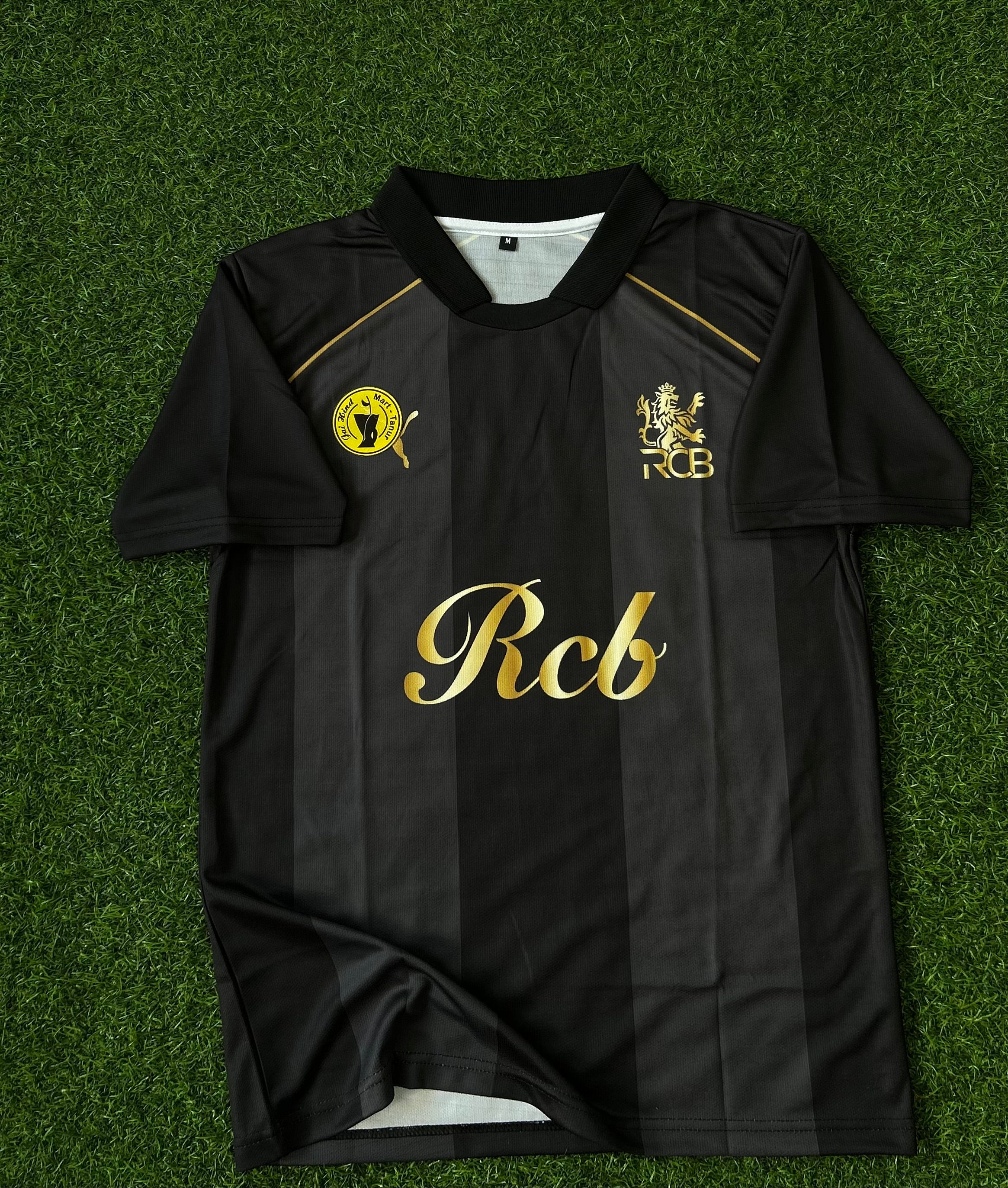 RCB 2026 BLACK TRAVEL KIT, HALF SLEEVE POLO SUBLIMATION ￼