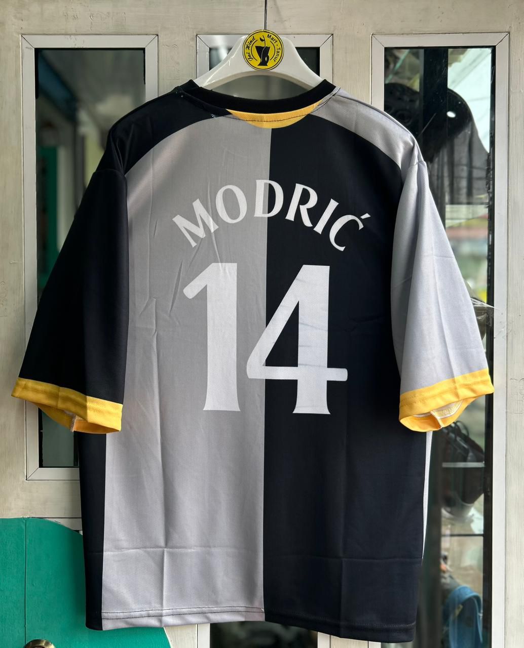 TOTTENHAM HOTSPUR 2012/13 THIRD KIT MODRIC FIVESLEEVE EMBROILDERY ROUNDNECK
