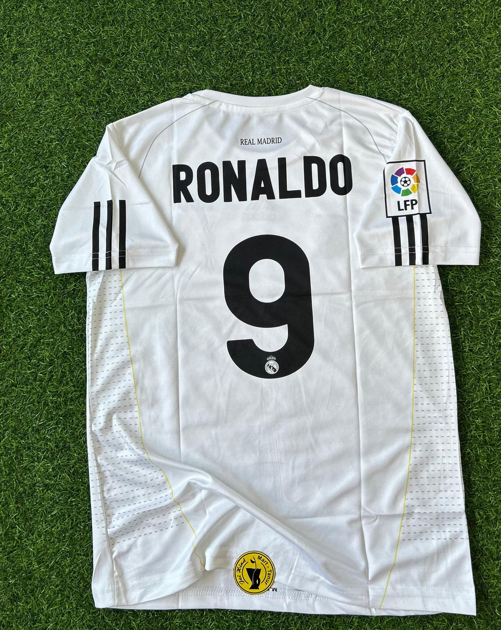 REAL MADRID 2009-10 HOME KIT. HALFSLEEVE EMBROILEDERY