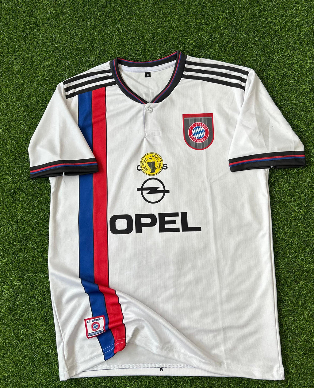 BAYERN MUNICH 1996-98 AWAY KIT. HALFSLEEVE SUBLIMATION BUTTON NECK