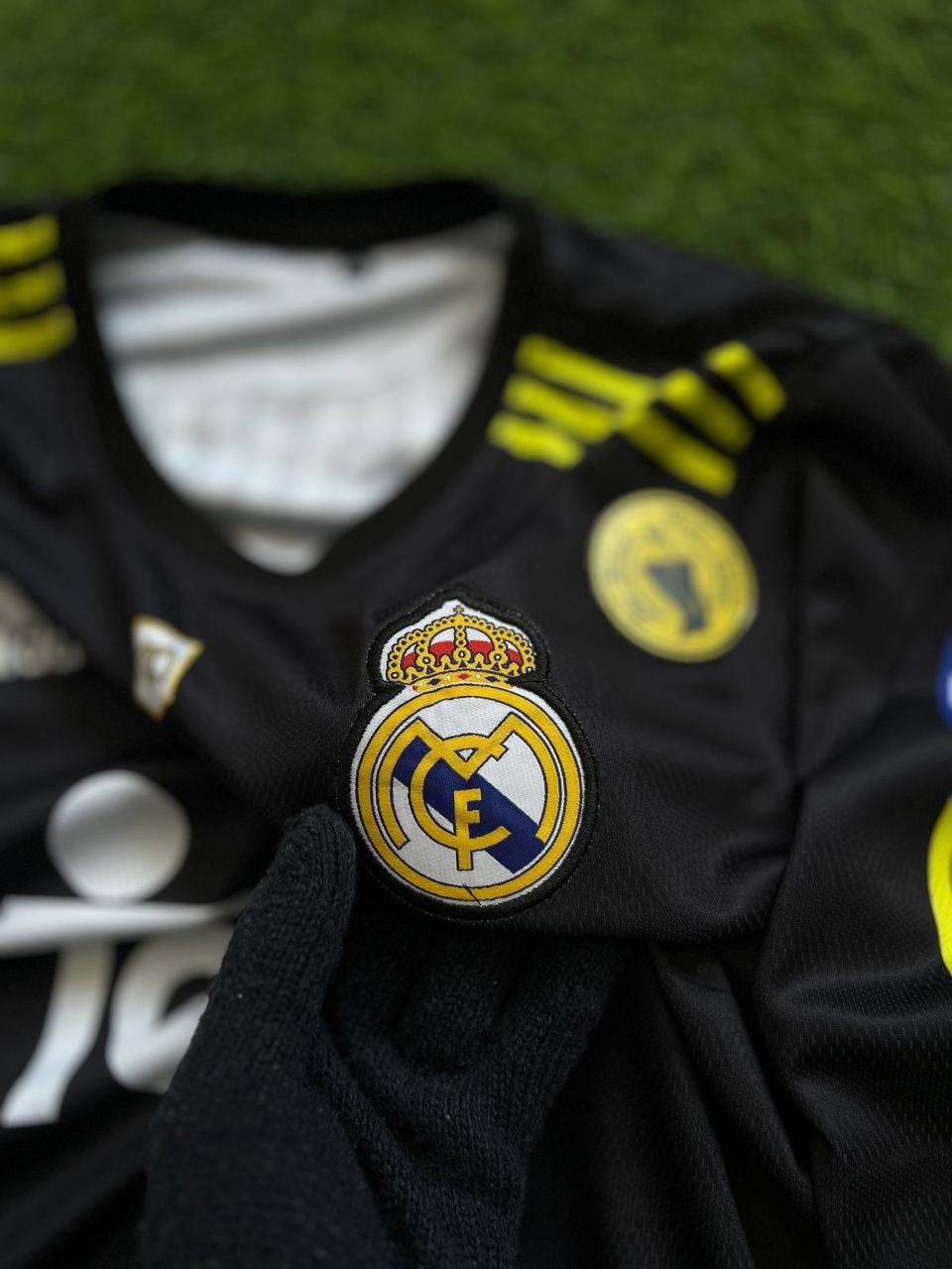 REAL MADRID 1999-00 AWAY KIT. FULLSLEEVE EMBROILEDERY
