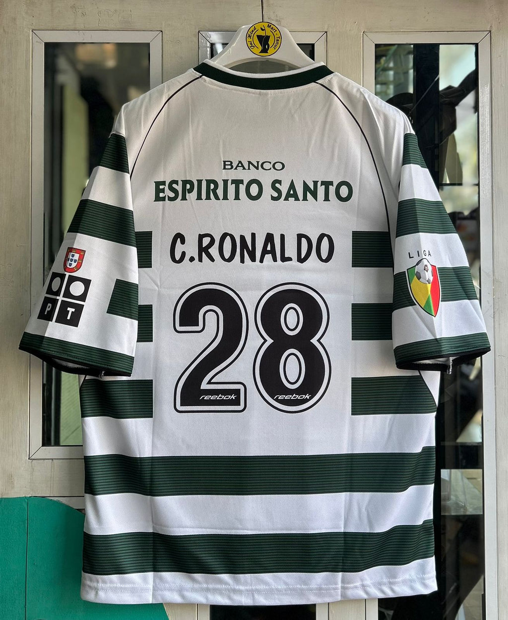 SPORTING 2002-03 HOME KIT. FIVESLEEVE EMBROIDERY