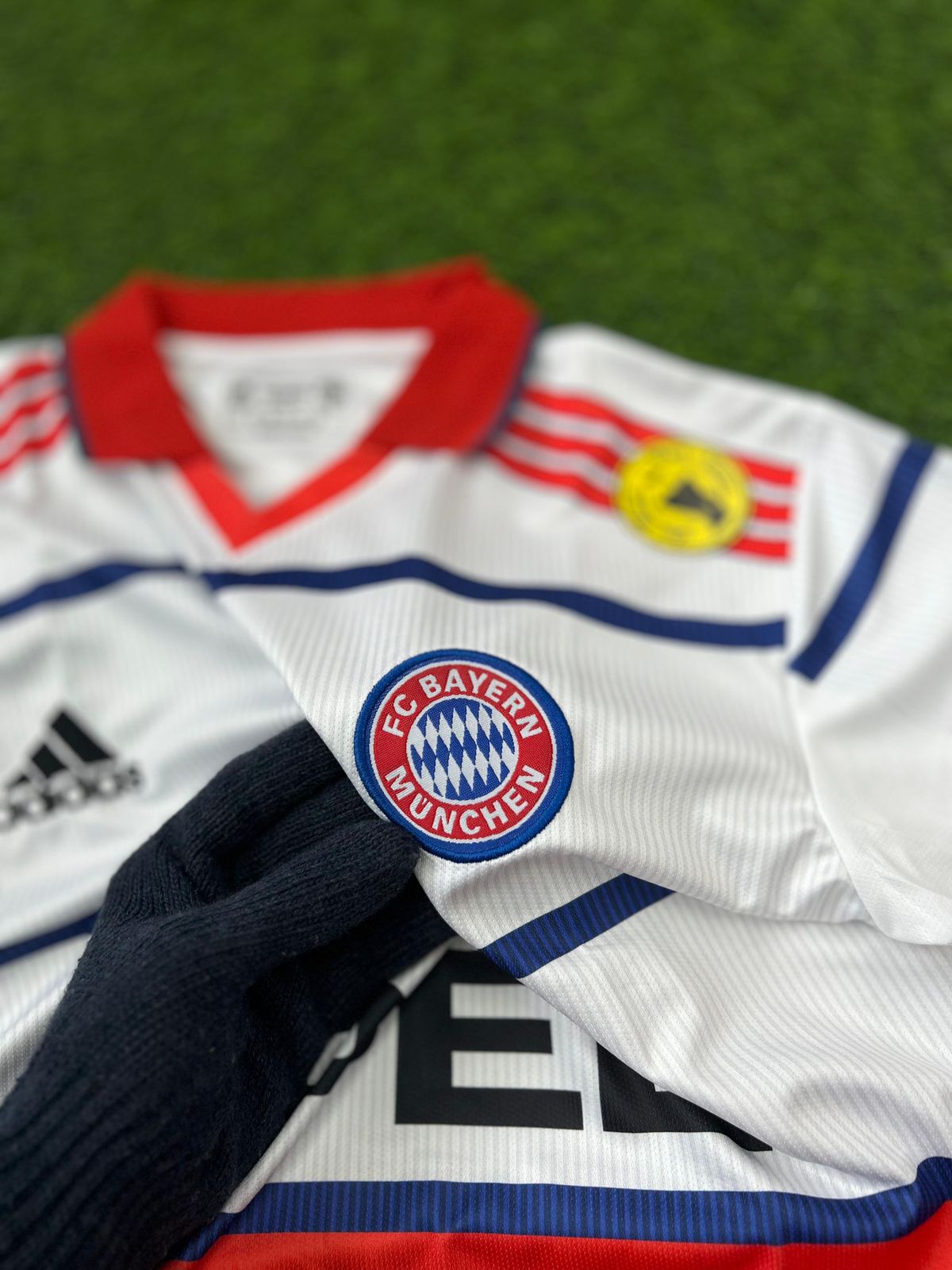 BAYERN MUNICH 1998-00 AWAY KIT, HALFSLEEVE POLO EMBROIDERY