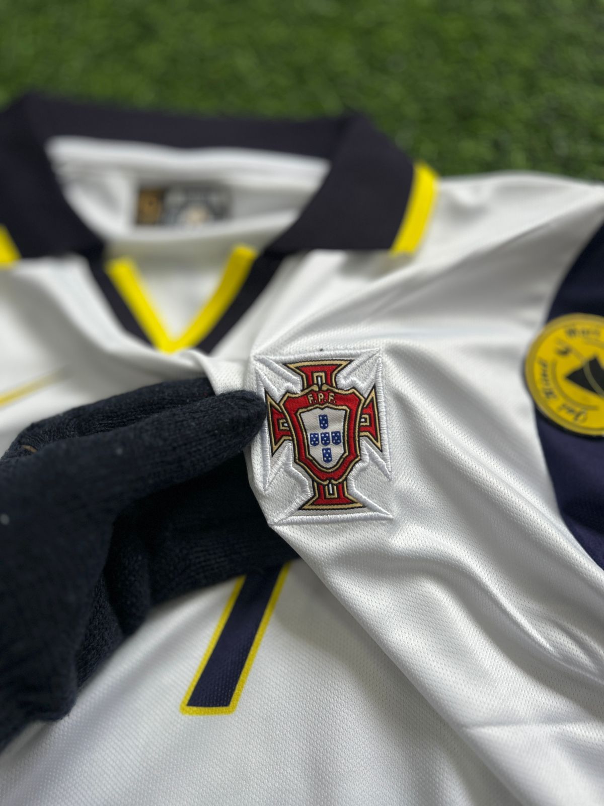PORTUGAL 1998-00 AWAY KIT, HALFSLEEVE POLO EMBROIDERY