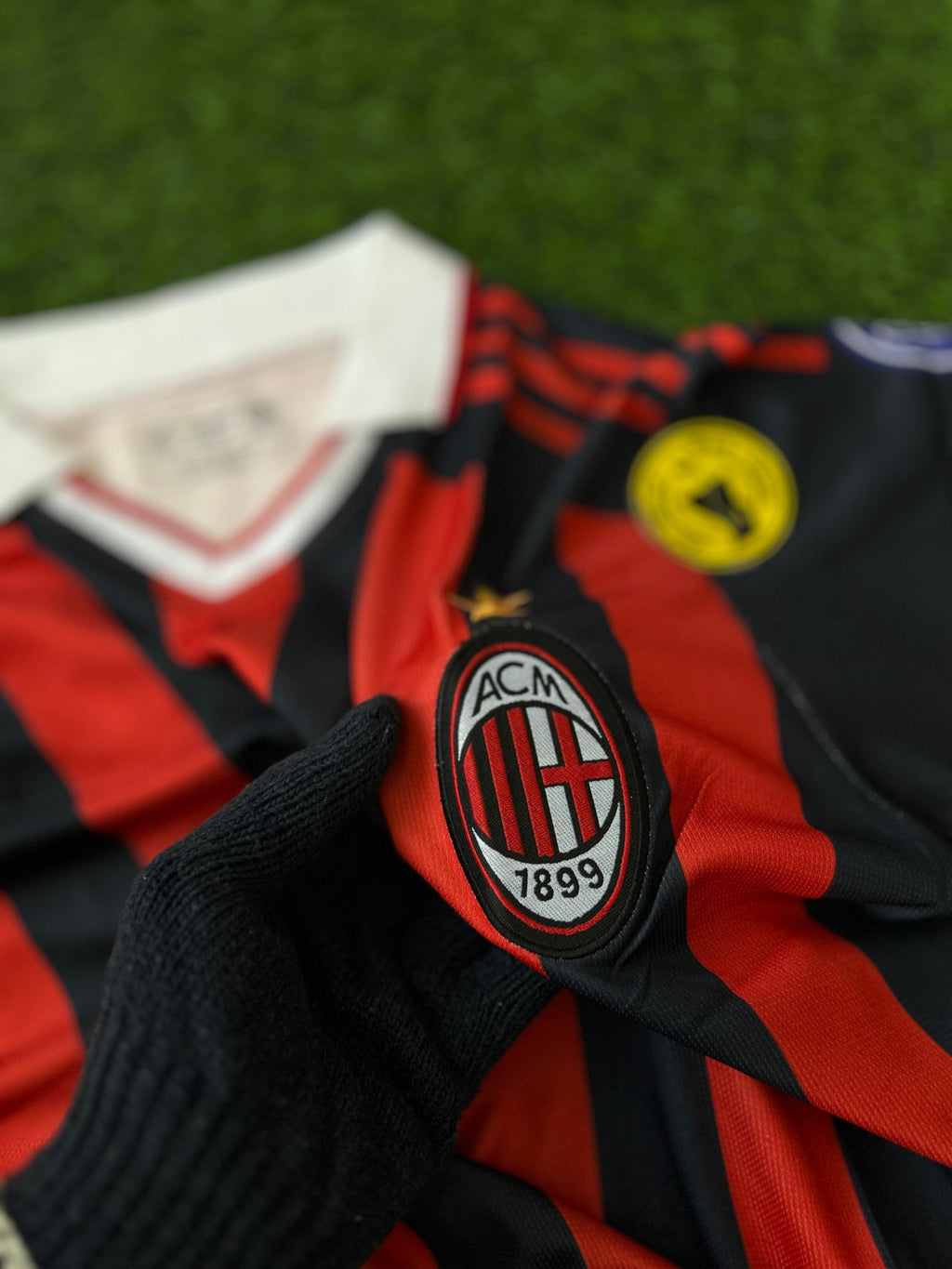 AC MILAN 2009-10 HOME KIT, HALFSLEEVE POLO EMBROIDERY