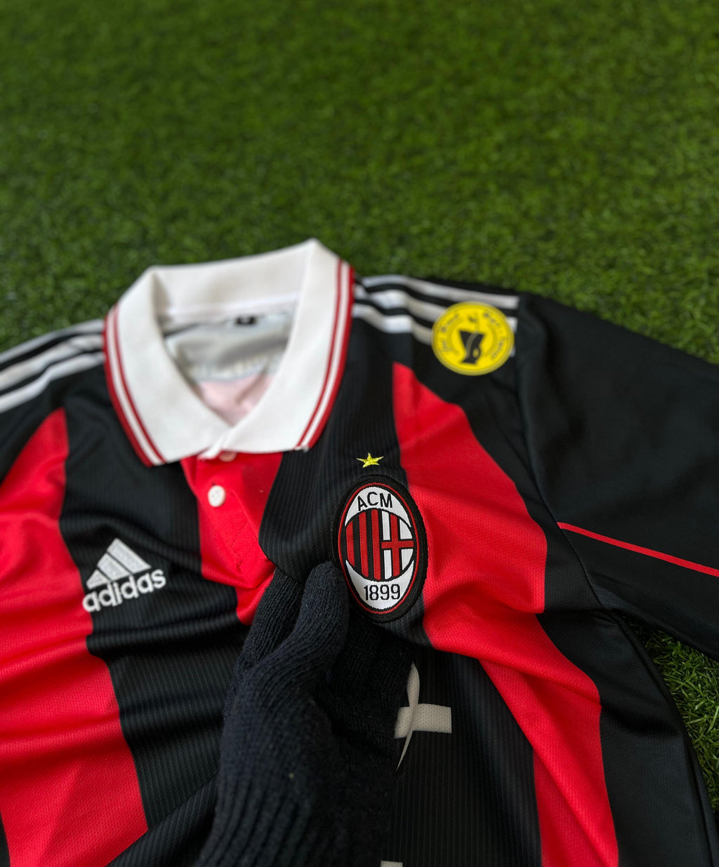 AC MILAN 1999-00 HOME KIT, HALFSLEEVE POLO EMBROIDERY