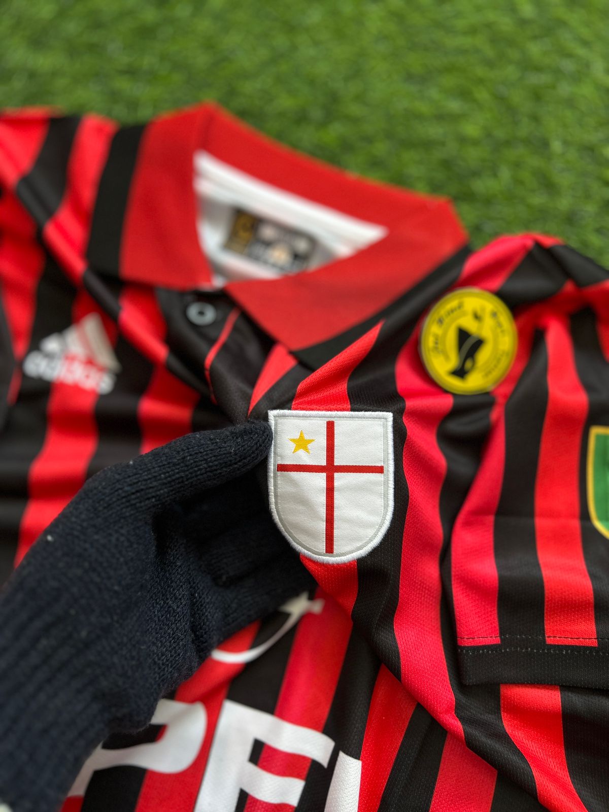 AC MILAN 1999-00 HOME KIT, HALFSLEEVE POLO EMBROIDERY
