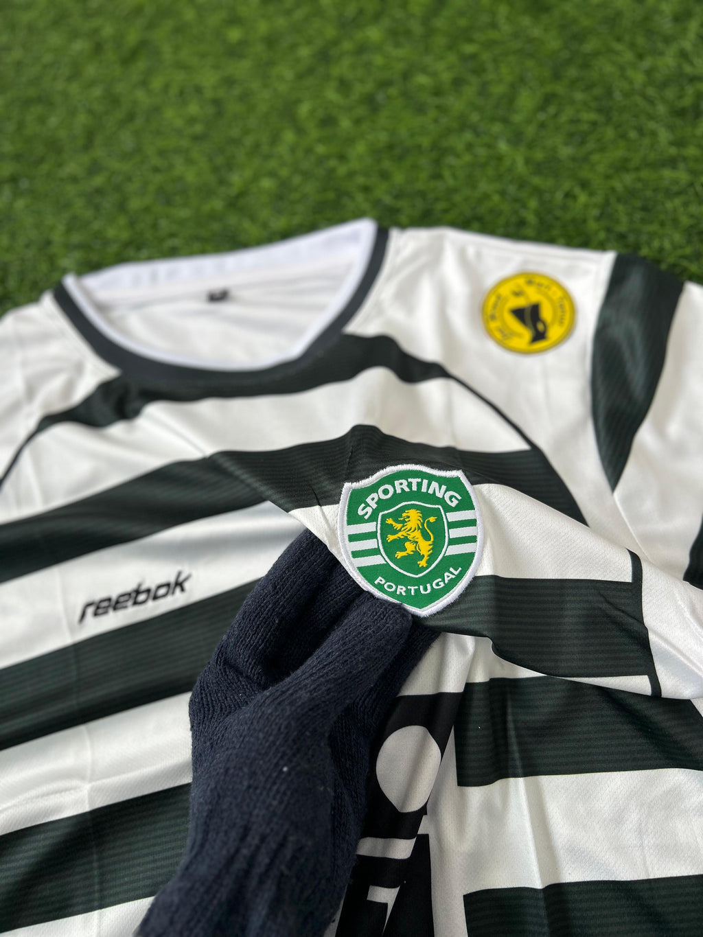 SPORTING 2001-03 HOME KIT, HALFSLEEVE EMBROIDERY