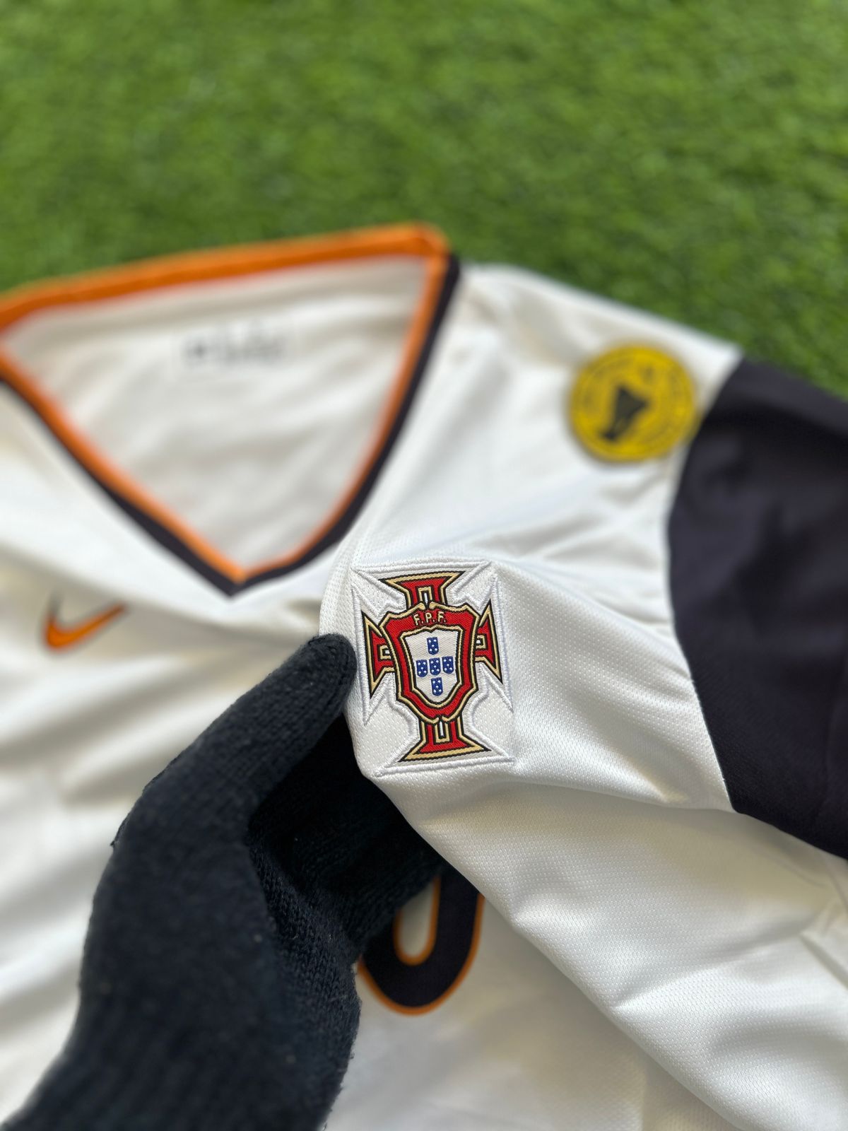 PORTUGAL 2004-05 AWAY KIT, HALFSLEEVE EMBROIDERY