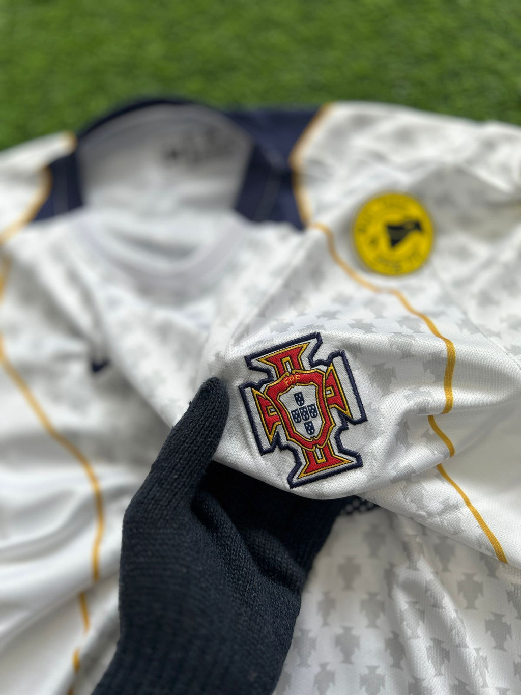 PORTUGAL 2004-05 AWAY KIT, HALFSLEEVE EMBROIDERY