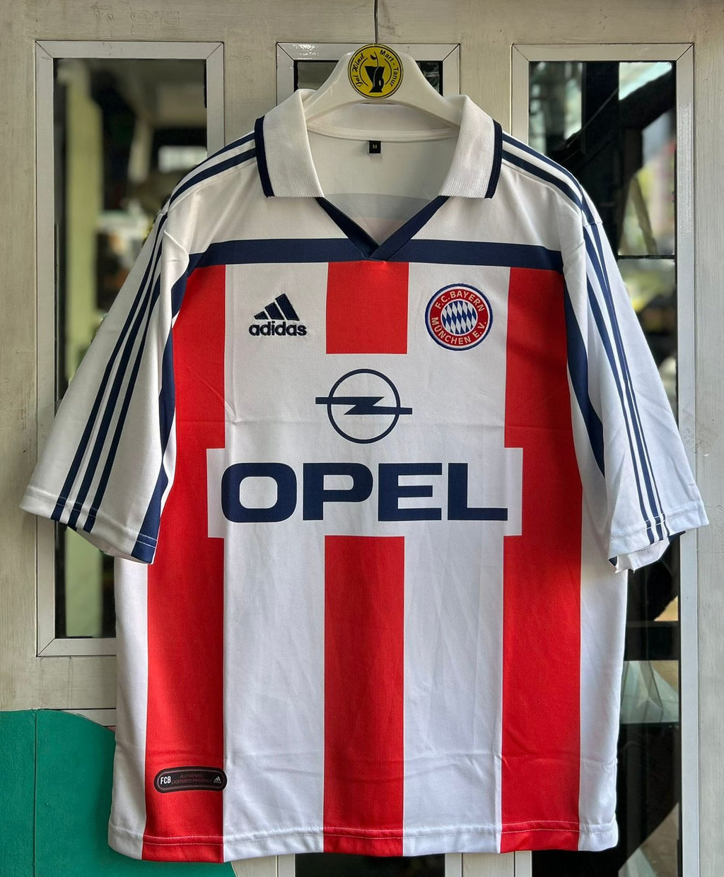 BAYERN MUNICH 2000-01 AWAY KIT, FIVE SLEEVE POLO EMBROIDERY