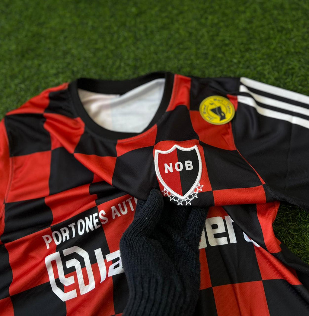 NEWELLS  OLD BOYS RETRO KIT, HALFSLEEVE EMBROIDERY